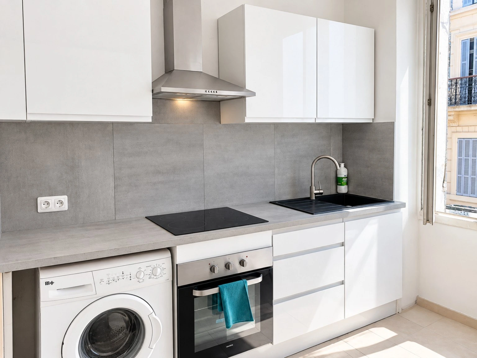 Cuisine blanche rénovée par SudAzur Rénovation