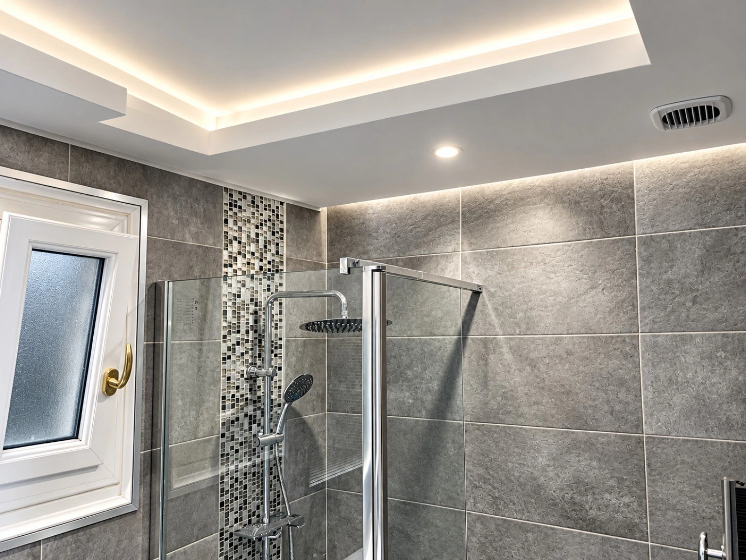 Salle de bain grise moderne réalisée par SudAzur Rénovation