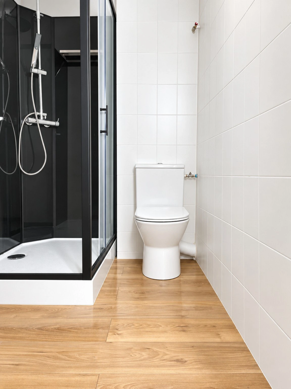 Rénovation d’un espace douche et WC terminée par SudAzur Rénovation