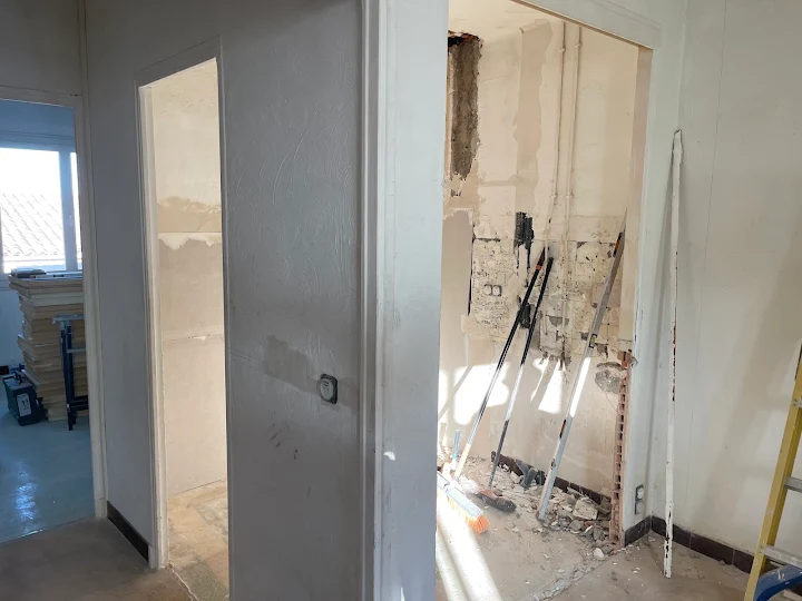 Intérieur avant rénovation par SudAzur Rénovation